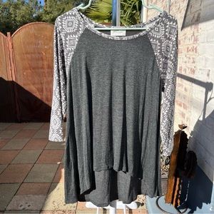 Casual Printed Sleeve Gray and White 3/4 Sleeve Flowy Shirt - Size Medium